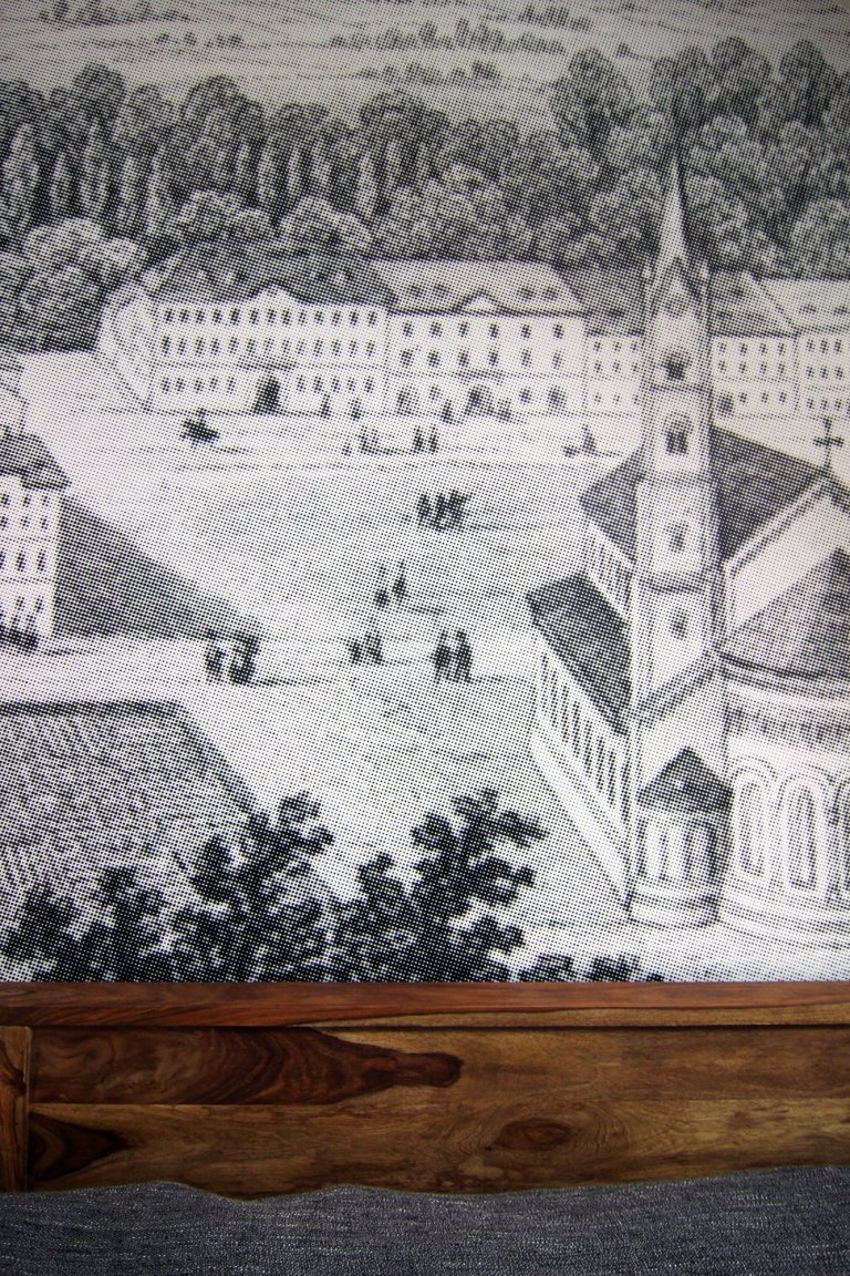 Malý podkrovní byt ve starém domě v Karlíně. Majitelem je mladý, single žijící muž, ve věci vkusu široce rozkročený mezi láskou ke starým, industriálním věcem …