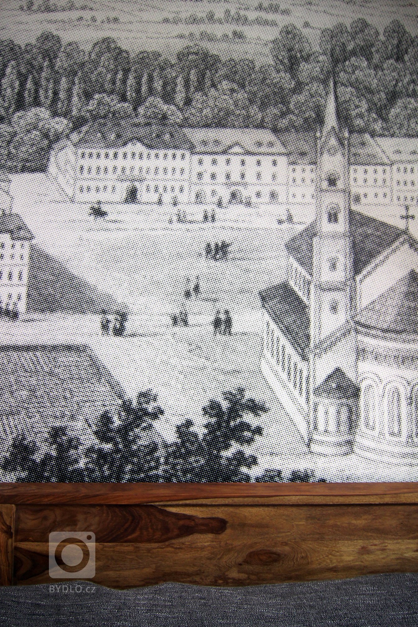 Malý podkrovní byt ve starém domě v Karlíně. Majitelem je mladý, single žijící muž, ve věci vkusu široce rozkročený mezi láskou ke starým, industriálním věcem …