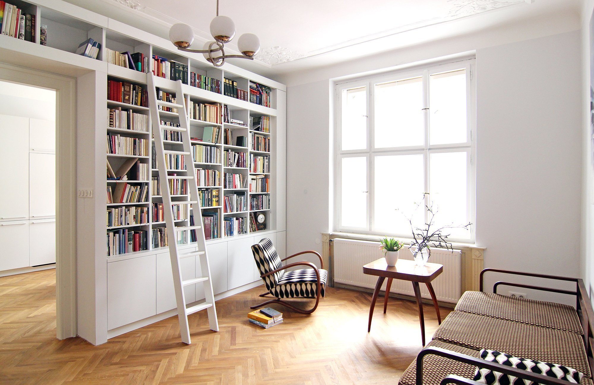 Sto let starý dům v Praze na Letné od architekta Bohumila Hypšmana. Velký byt se záplavou světla z arkýře do ulice. Krásné historické detaily zanikající vedle…