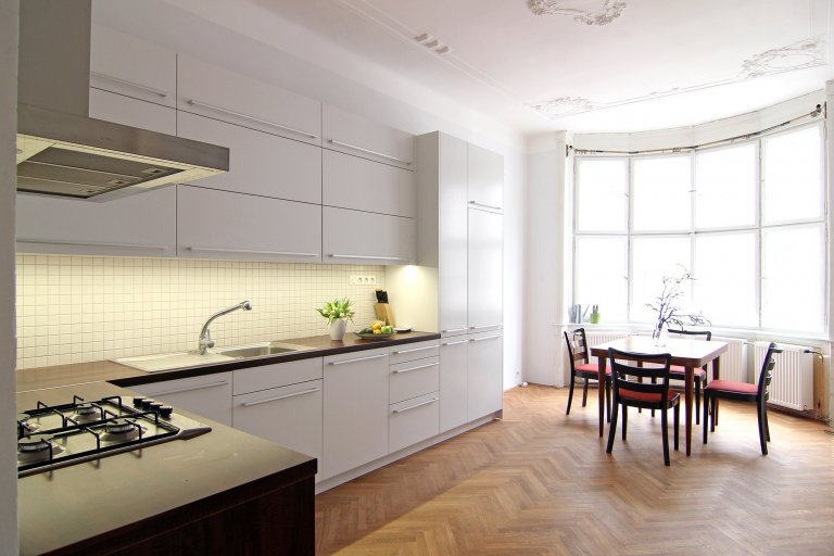 Sto let starý dům v Praze na Letné od architekta Bohumila Hypšmana. Velký byt se záplavou světla z arkýře do ulice. Krásné historické detaily zanikající vedle…