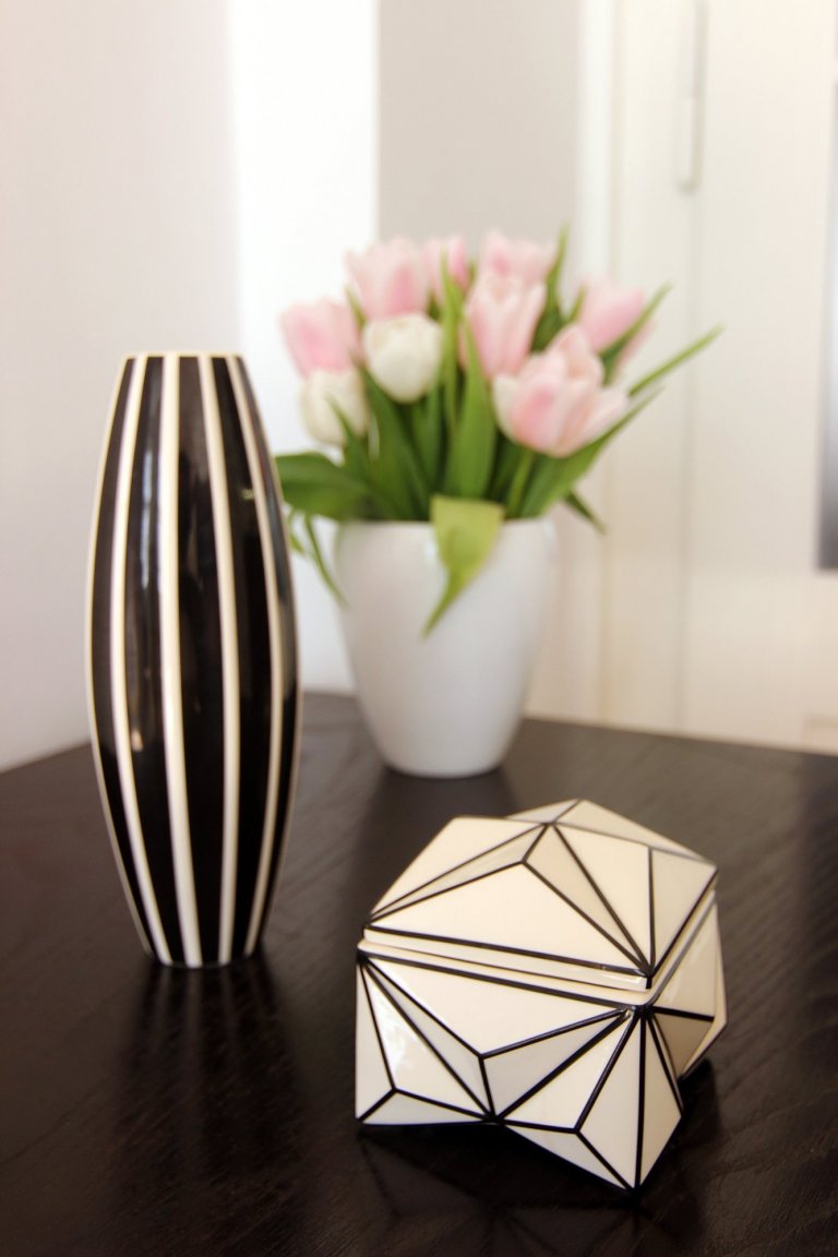 Sto let starý dům v Praze na Letné od architekta Bohumila Hypšmana. Velký byt se záplavou světla z arkýře do ulice. Krásné historické detaily zanikající vedle…