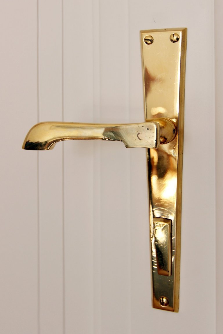 Sto let starý dům v Praze na Letné od architekta Bohumila Hypšmana. Velký byt se záplavou světla z arkýře do ulice. Krásné historické detaily zanikající vedle…