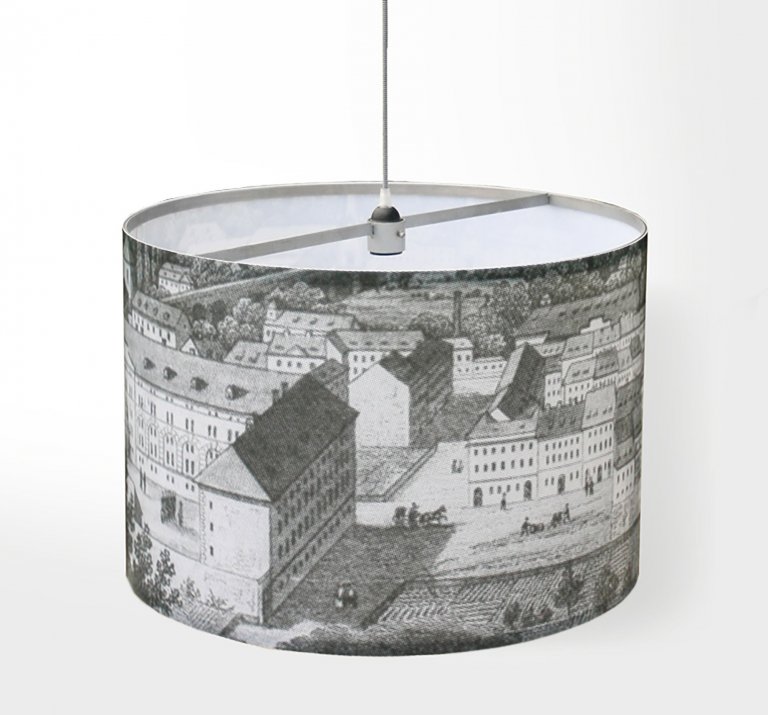 Malý podkrovní byt ve starém domě v Karlíně. Majitelem je mladý, single žijící muž, ve věci vkusu široce rozkročený mezi láskou ke starým, industriálním věcem …