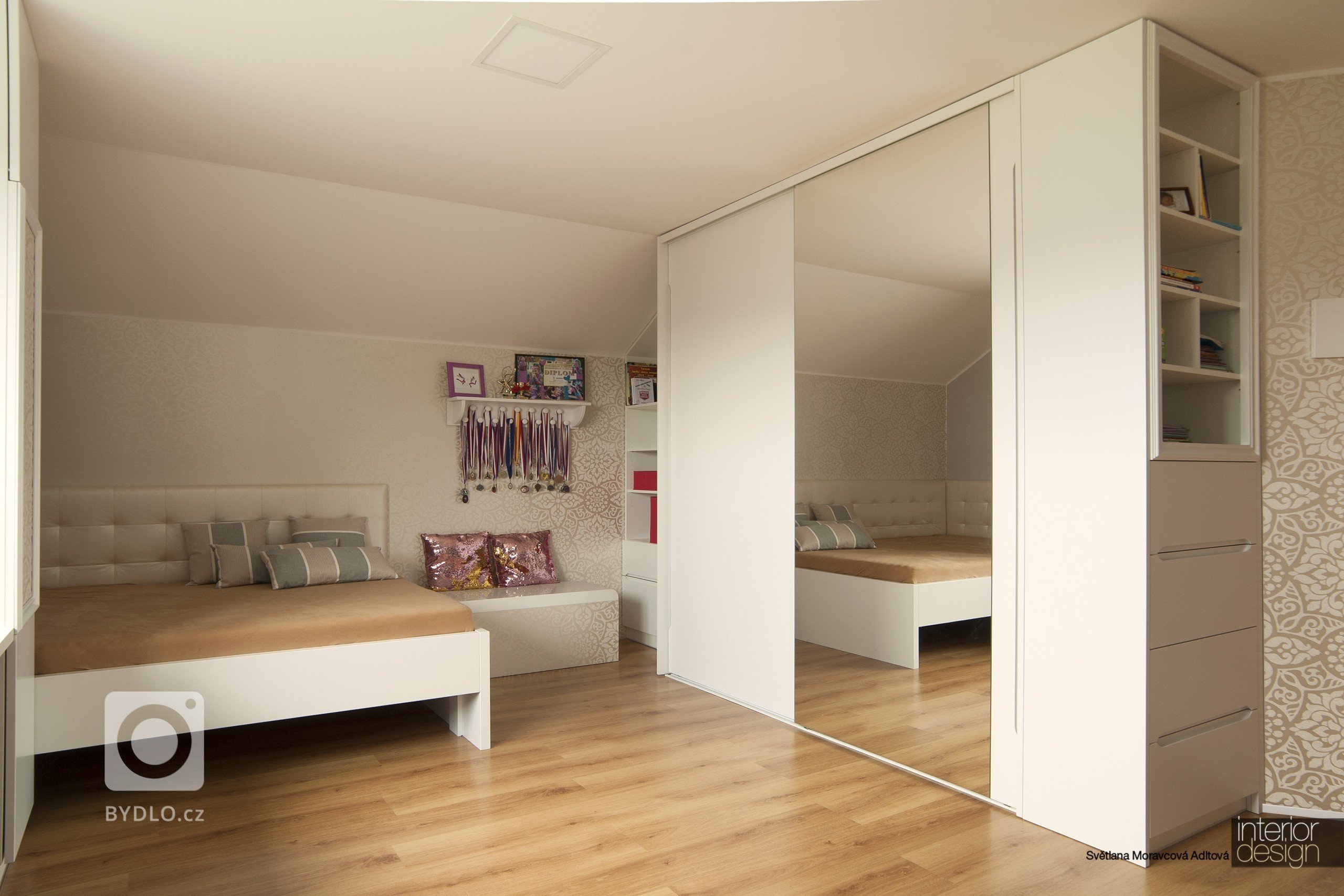 Realizace dětského pokoje pro 10 letou holčičku, která závodně tancuje. Tuto realizaci jsme udělali přesně podle našeho návrhu.
