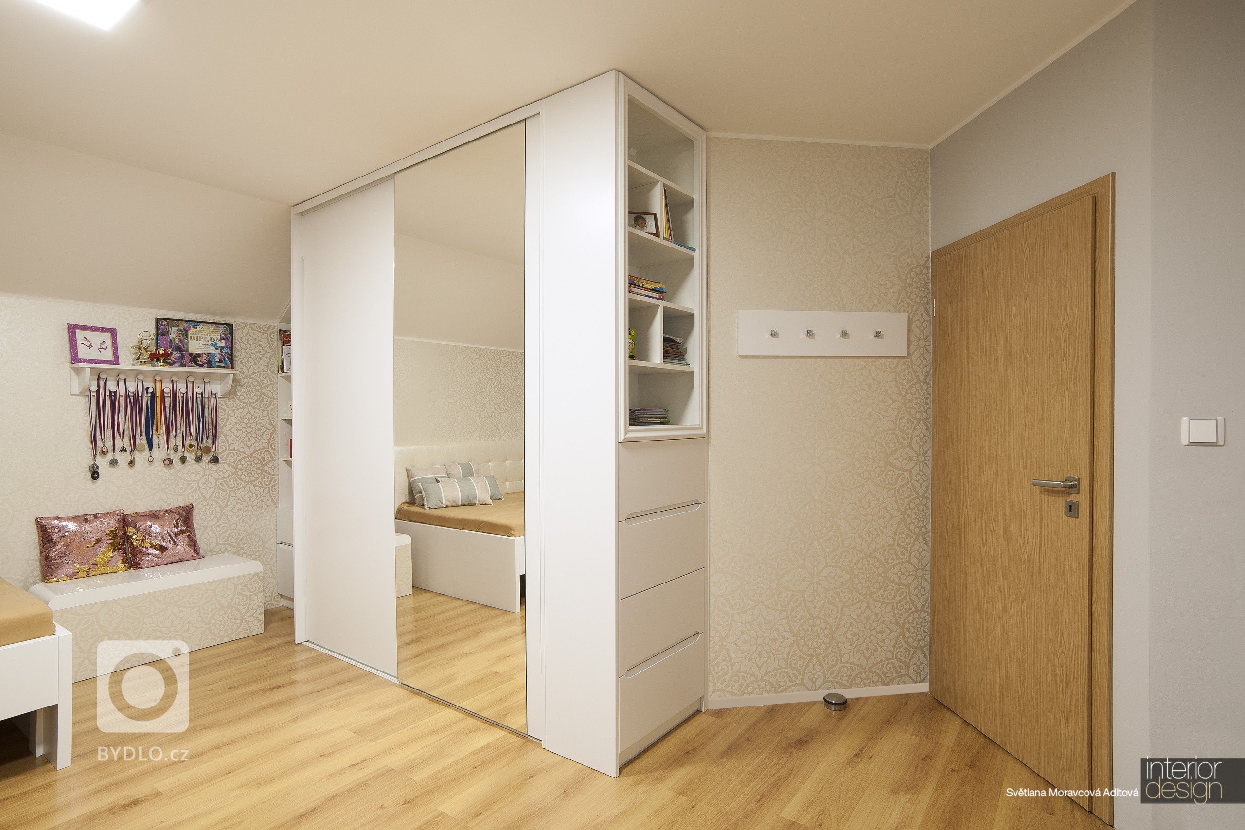 Realizace dětského pokoje pro 10 letou holčičku, která závodně tancuje. Tuto realizaci jsme udělali přesně podle našeho návrhu.
