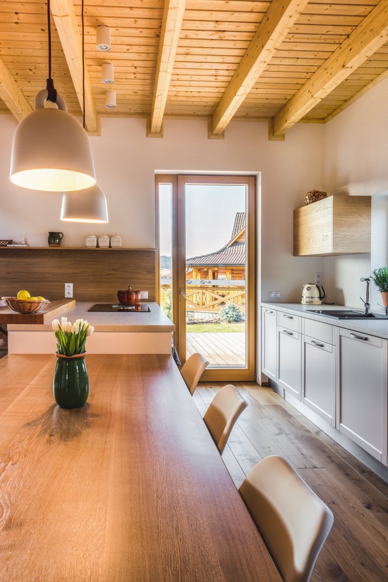 Majitelé tohoto ohromujícího prostoru mají rádi tradiční věci, ale důvěřují moderním technologiím i materiálům. Důležitá je pro ně také praktičnost. V&nbsp…