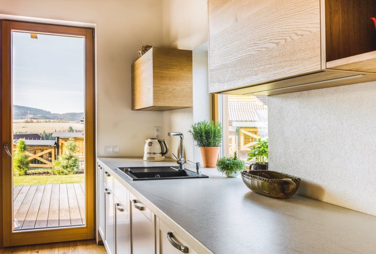 Majitelé tohoto ohromujícího prostoru mají rádi tradiční věci, ale důvěřují moderním technologiím i materiálům. Důležitá je pro ně také praktičnost. V&nbsp…