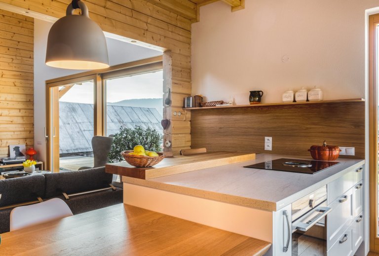 Majitelé tohoto ohromujícího prostoru mají rádi tradiční věci, ale důvěřují moderním technologiím i materiálům. Důležitá je pro ně také praktičnost. V&nbsp…