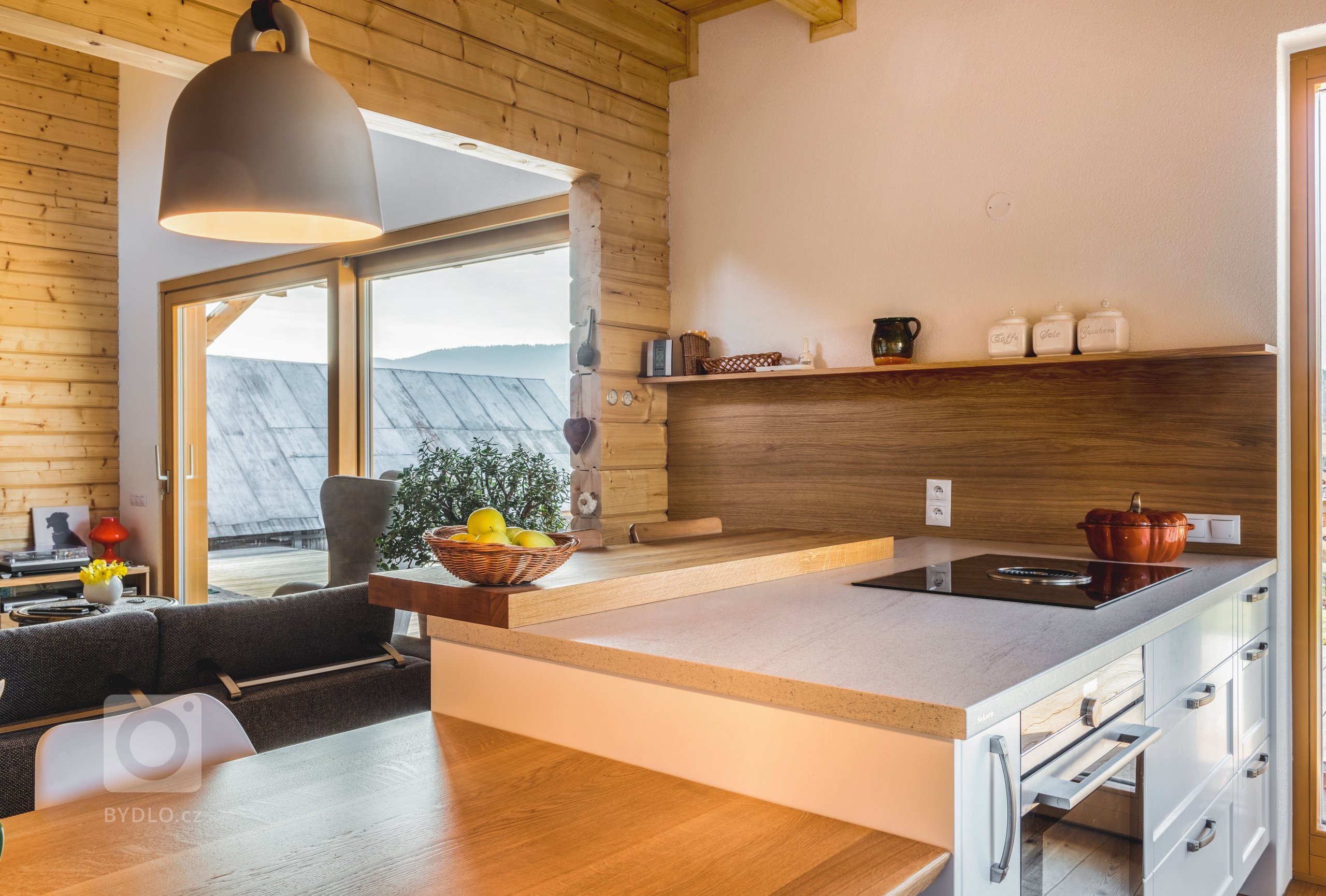 Majitelé tohoto ohromujícího prostoru mají rádi tradiční věci, ale důvěřují moderním technologiím i materiálům. Důležitá je pro ně také praktičnost. V&nbsp…