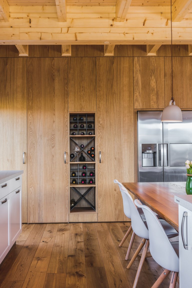 Majitelé tohoto ohromujícího prostoru mají rádi tradiční věci, ale důvěřují moderním technologiím i materiálům. Důležitá je pro ně také praktičnost. V&nbsp…