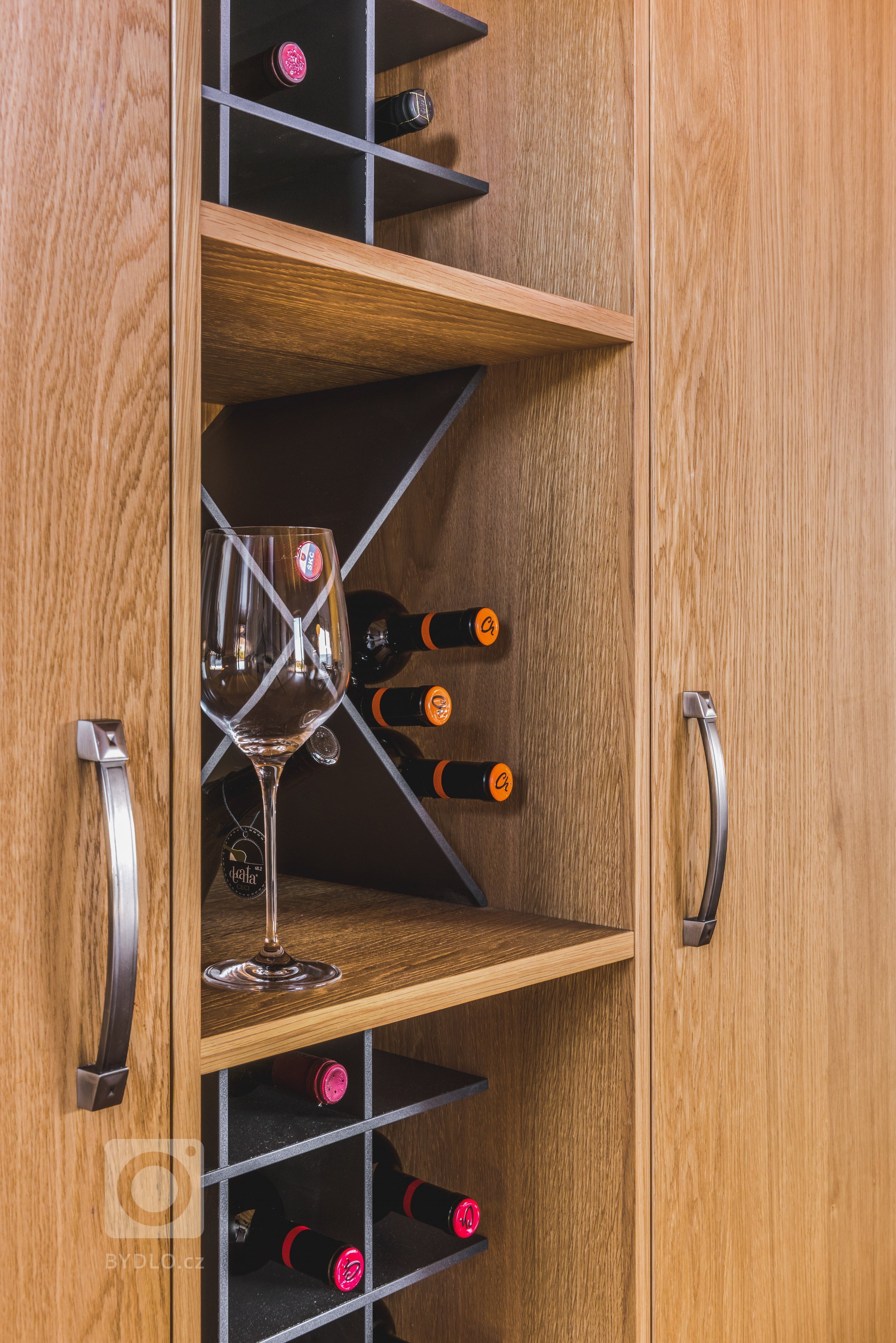 Majitelé tohoto ohromujícího prostoru mají rádi tradiční věci, ale důvěřují moderním technologiím i materiálům. Důležitá je pro ně také praktičnost. V&nbsp…