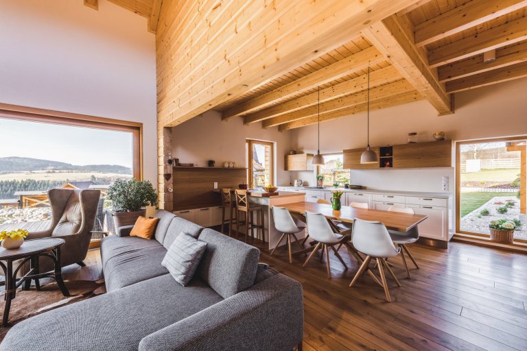 Majitelé tohoto ohromujícího prostoru mají rádi tradiční věci, ale důvěřují moderním technologiím i materiálům. Důležitá je pro ně také praktičnost. V&nbsp…