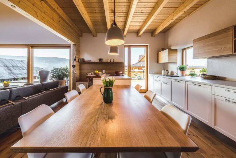 Majitelé tohoto ohromujícího prostoru mají rádi tradiční věci, ale důvěřují moderním technologiím i materiálům. Důležitá je pro ně také praktičnost. V&nbsp…