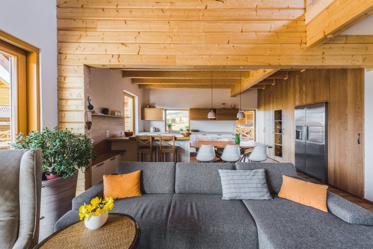 Majitelé tohoto ohromujícího prostoru mají rádi tradiční věci, ale důvěřují moderním technologiím i materiálům. Důležitá je pro ně také praktičnost. V&nbsp…