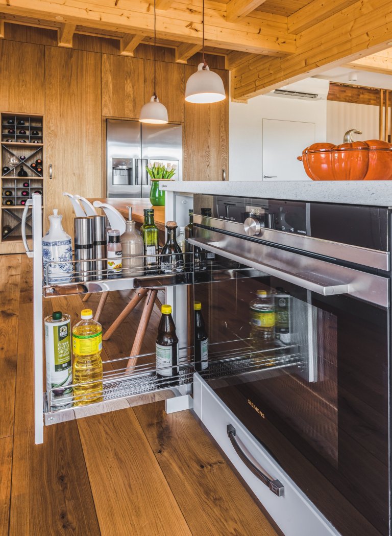 Majitelé tohoto ohromujícího prostoru mají rádi tradiční věci, ale důvěřují moderním technologiím i materiálům. Důležitá je pro ně také praktičnost. V&nbsp…