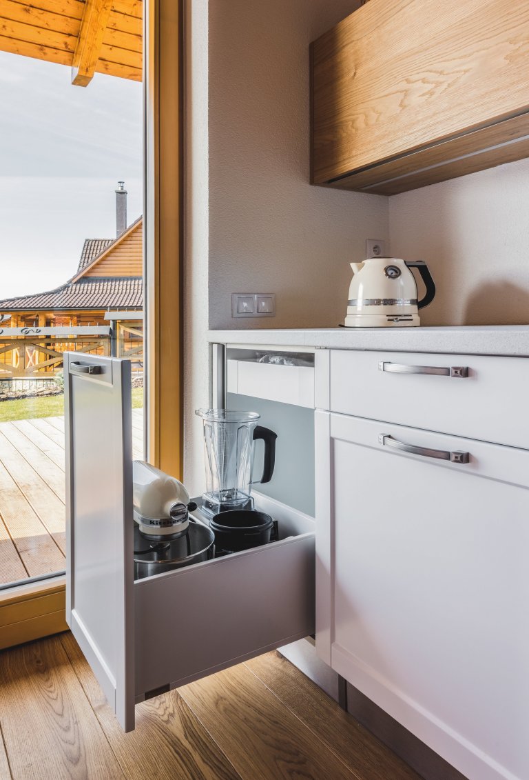 Majitelé tohoto ohromujícího prostoru mají rádi tradiční věci, ale důvěřují moderním technologiím i materiálům. Důležitá je pro ně také praktičnost. V&nbsp…