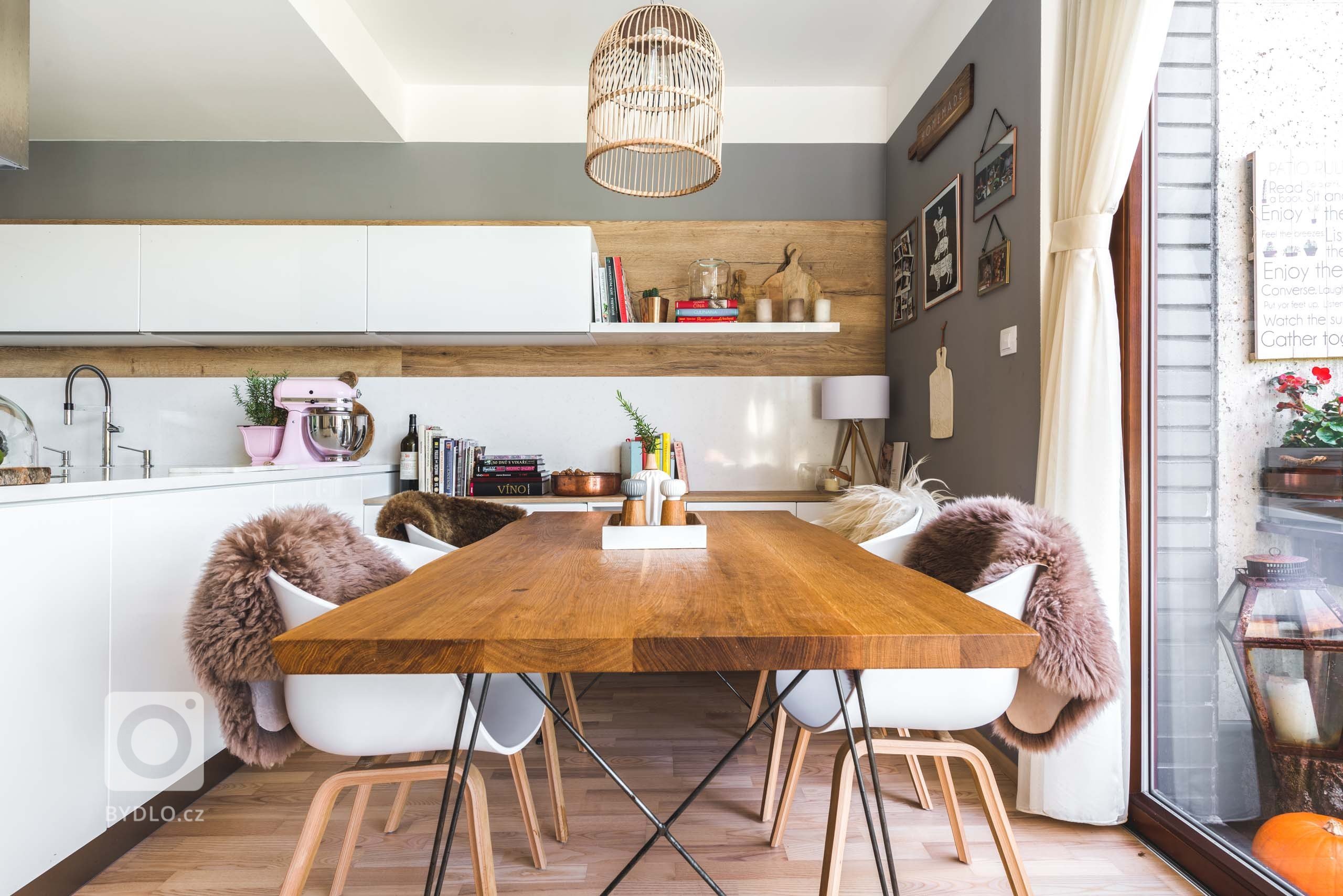 V kuchyni Top White Gloss se od první chvíle budete cítit jako doma. Vše je tu vyladěno přesně tak, jak to máte rádi. Vysoká potravinová skřín s výsuvem…