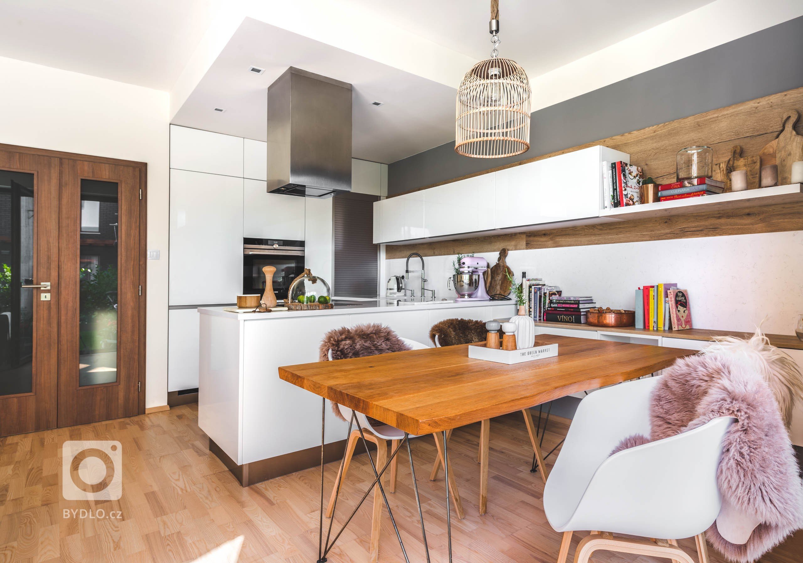 V kuchyni Top White Gloss se od první chvíle budete cítit jako doma. Vše je tu vyladěno přesně tak, jak to máte rádi. Vysoká potravinová skřín s výsuvem…