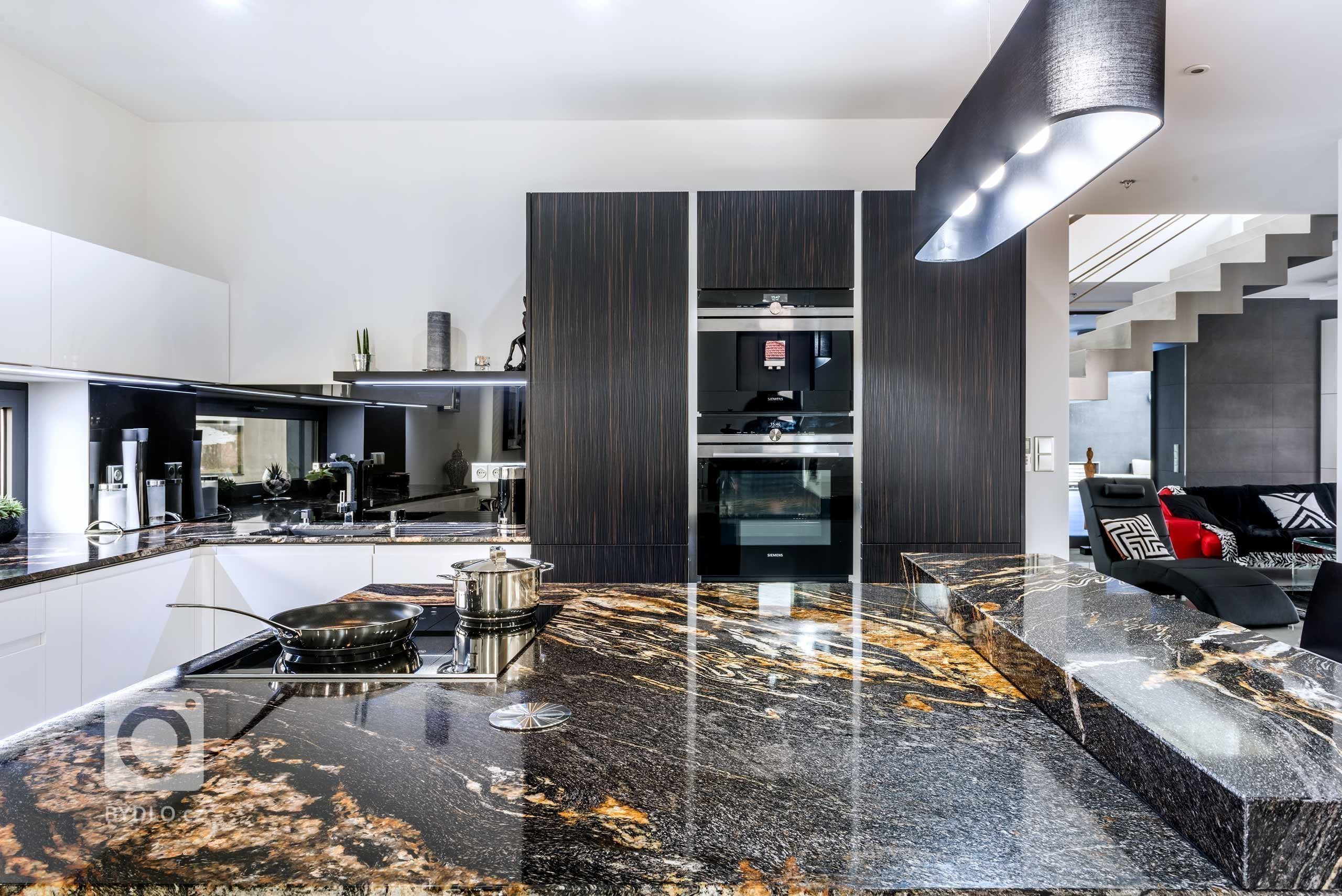 Chytrá řešení mají svůj půvab sama o sobě. Pokud je navíc vybavíte promyšleným šarmem lesklých bílých ploch, dýhovanými 3D dvířky Wawe Eben s profilem a žulou…