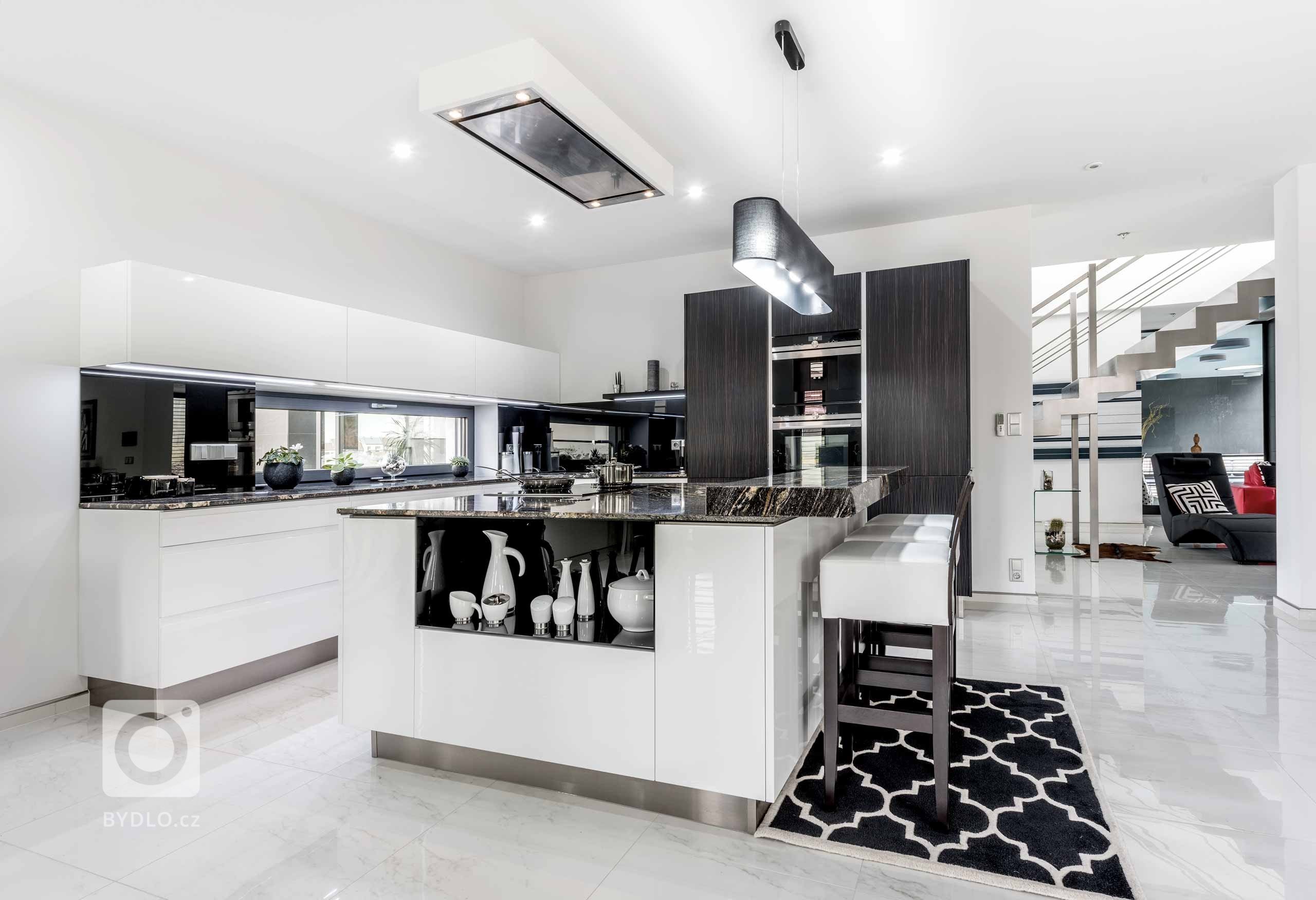 Chytrá řešení mají svůj půvab sama o sobě. Pokud je navíc vybavíte promyšleným šarmem lesklých bílých ploch, dýhovanými 3D dvířky Wawe Eben s profilem a žulou…