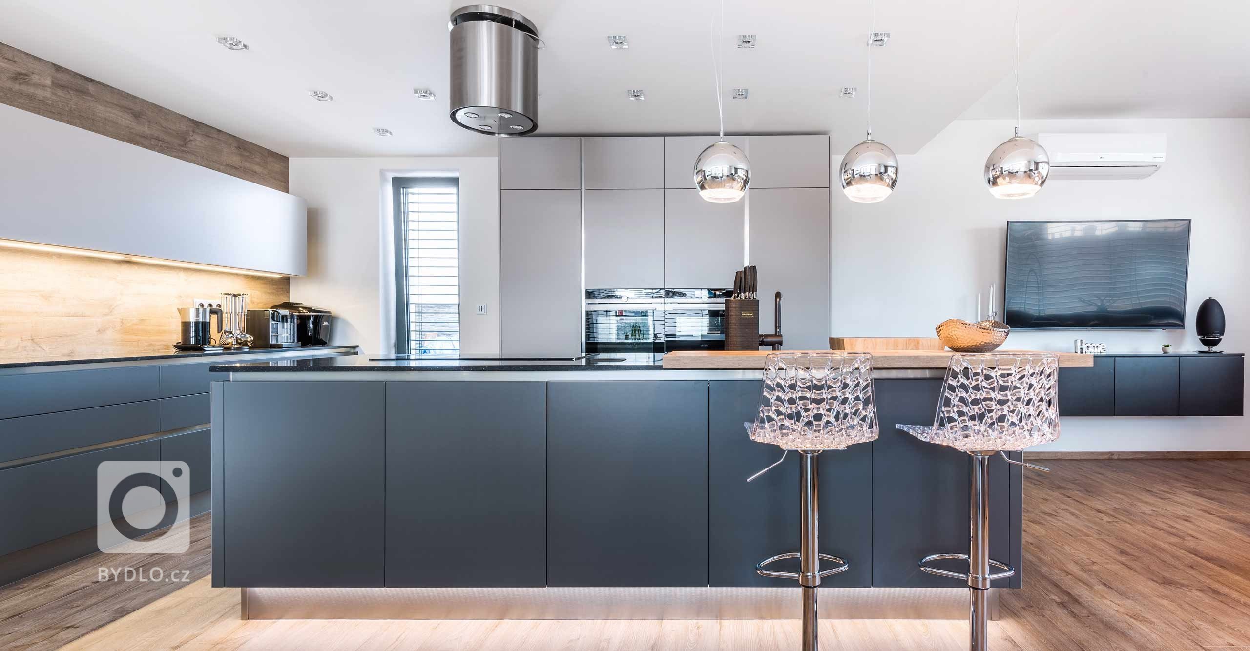 Užijte si to nejlepší z obou světů. Představujeme přirozenou kombinaci praktických materiálů s nejmodernějšími technologiemi. Lakované skříňky ve světlém i…