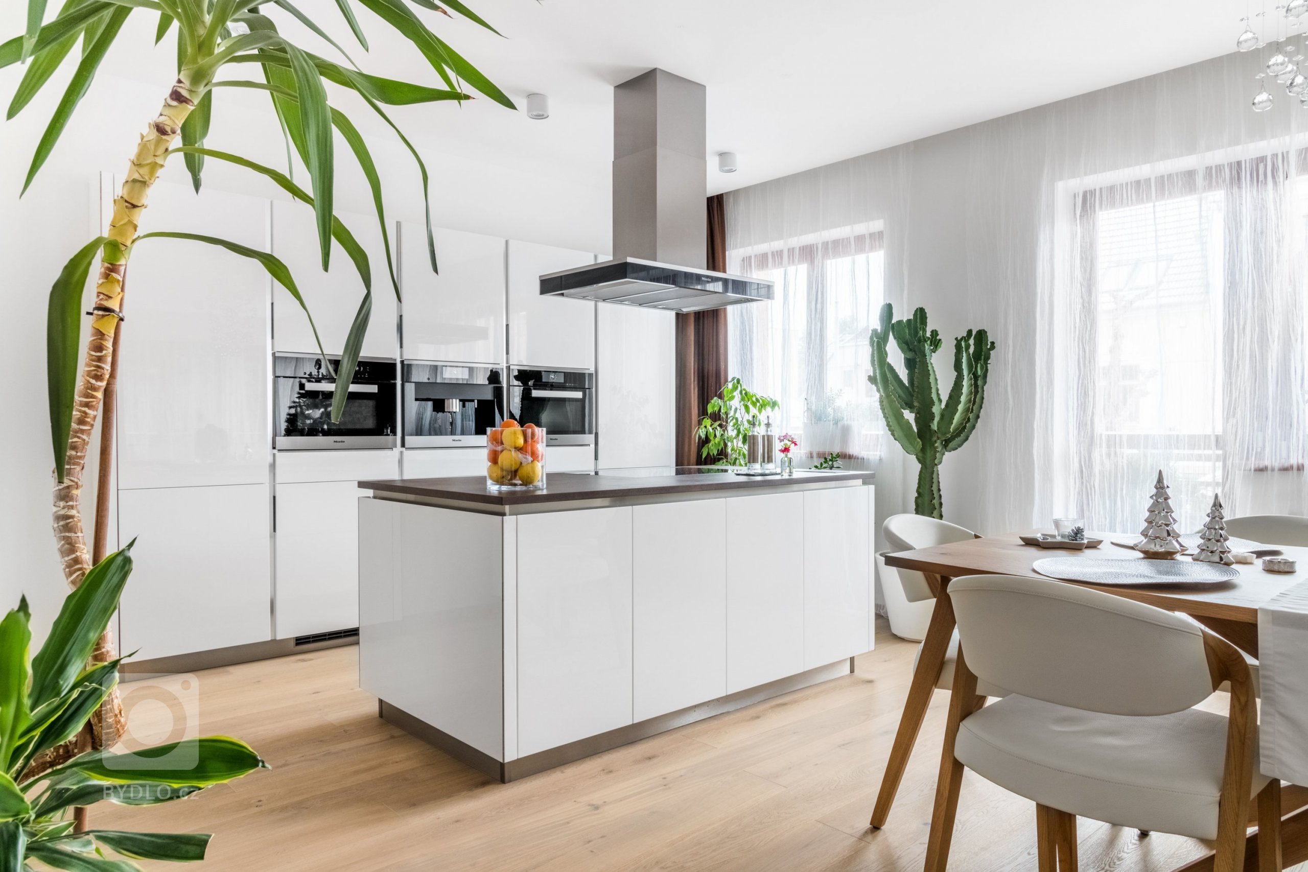 Starosti hoďte za hlavu a nechte se unést domáckou vánoční atmosférou kuchyně Exclusive. Kombinace čistého vzhledu skříněk v bílém laku ve vysokém lesku s…