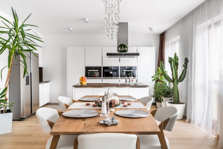 Starosti hoďte za hlavu a nechte se unést domáckou vánoční atmosférou kuchyně Exclusive. Kombinace čistého vzhledu skříněk v bílém laku ve vysokém lesku s…