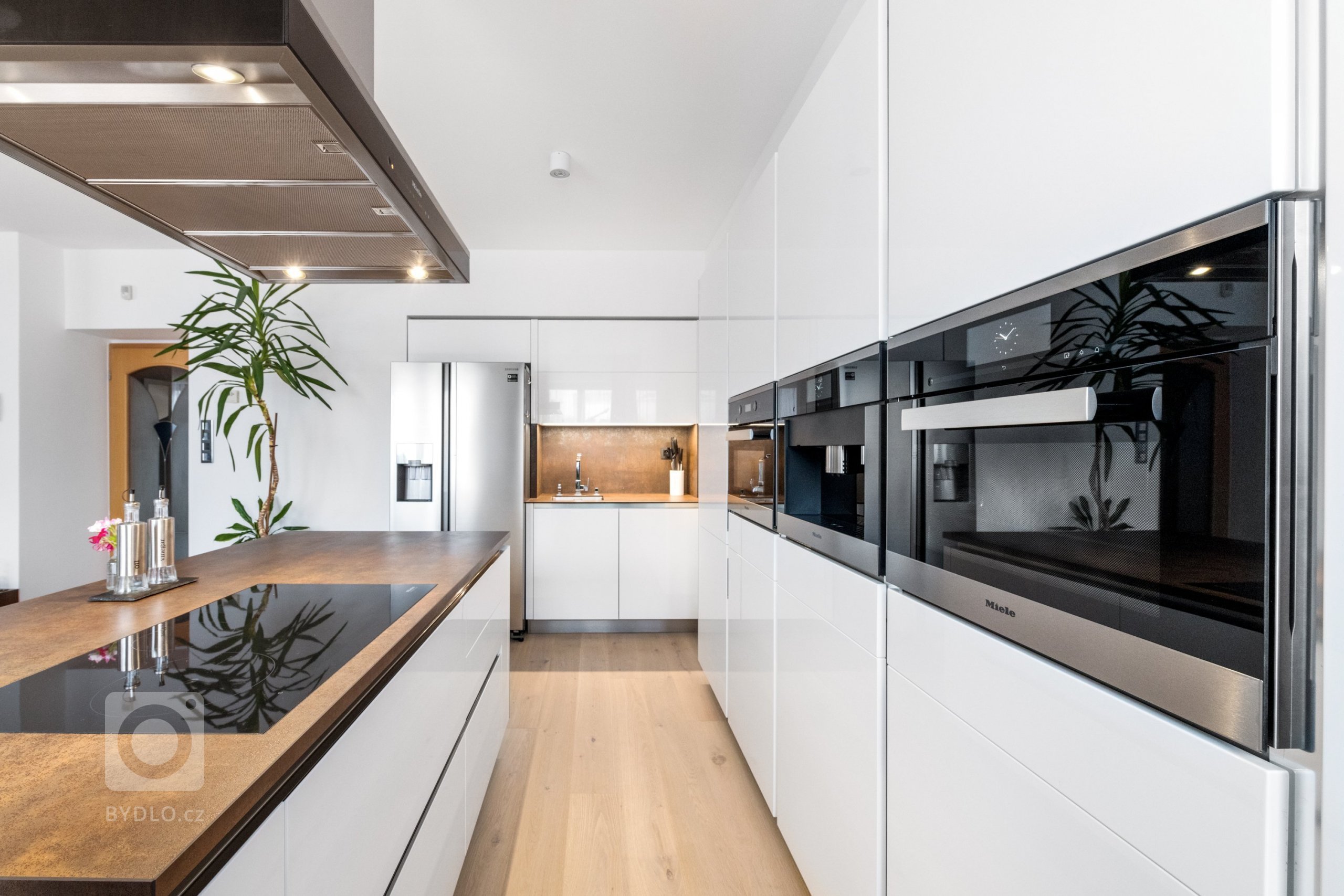 Starosti hoďte za hlavu a nechte se unést domáckou vánoční atmosférou kuchyně Exclusive. Kombinace čistého vzhledu skříněk v bílém laku ve vysokém lesku s…