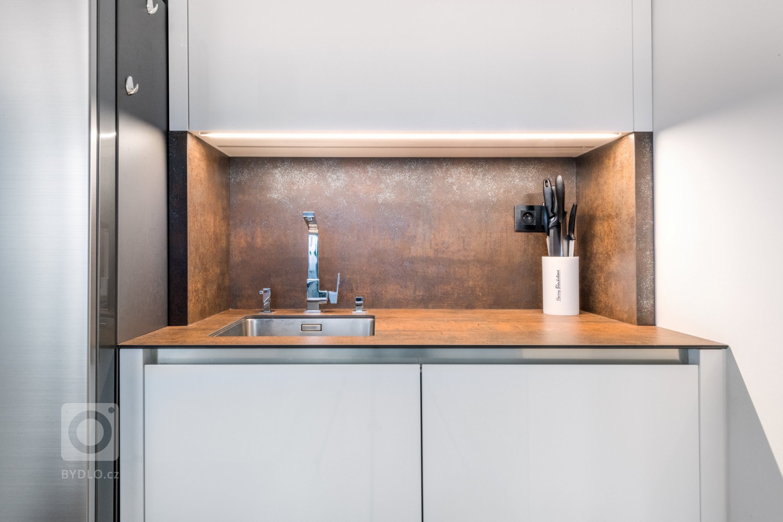 Starosti hoďte za hlavu a nechte se unést domáckou vánoční atmosférou kuchyně Exclusive. Kombinace čistého vzhledu skříněk v bílém laku ve vysokém lesku s…