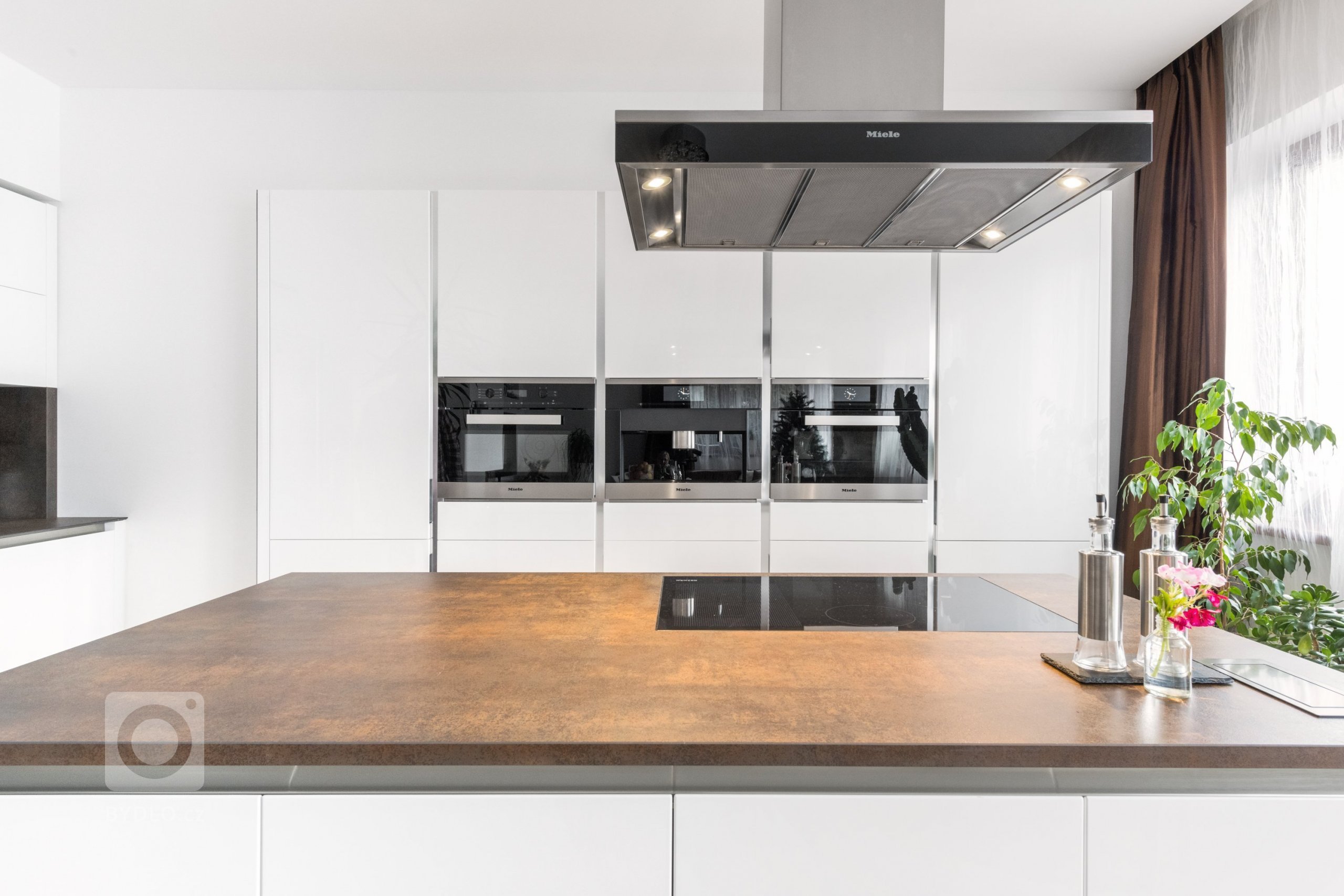 Starosti hoďte za hlavu a nechte se unést domáckou vánoční atmosférou kuchyně Exclusive. Kombinace čistého vzhledu skříněk v bílém laku ve vysokém lesku s…