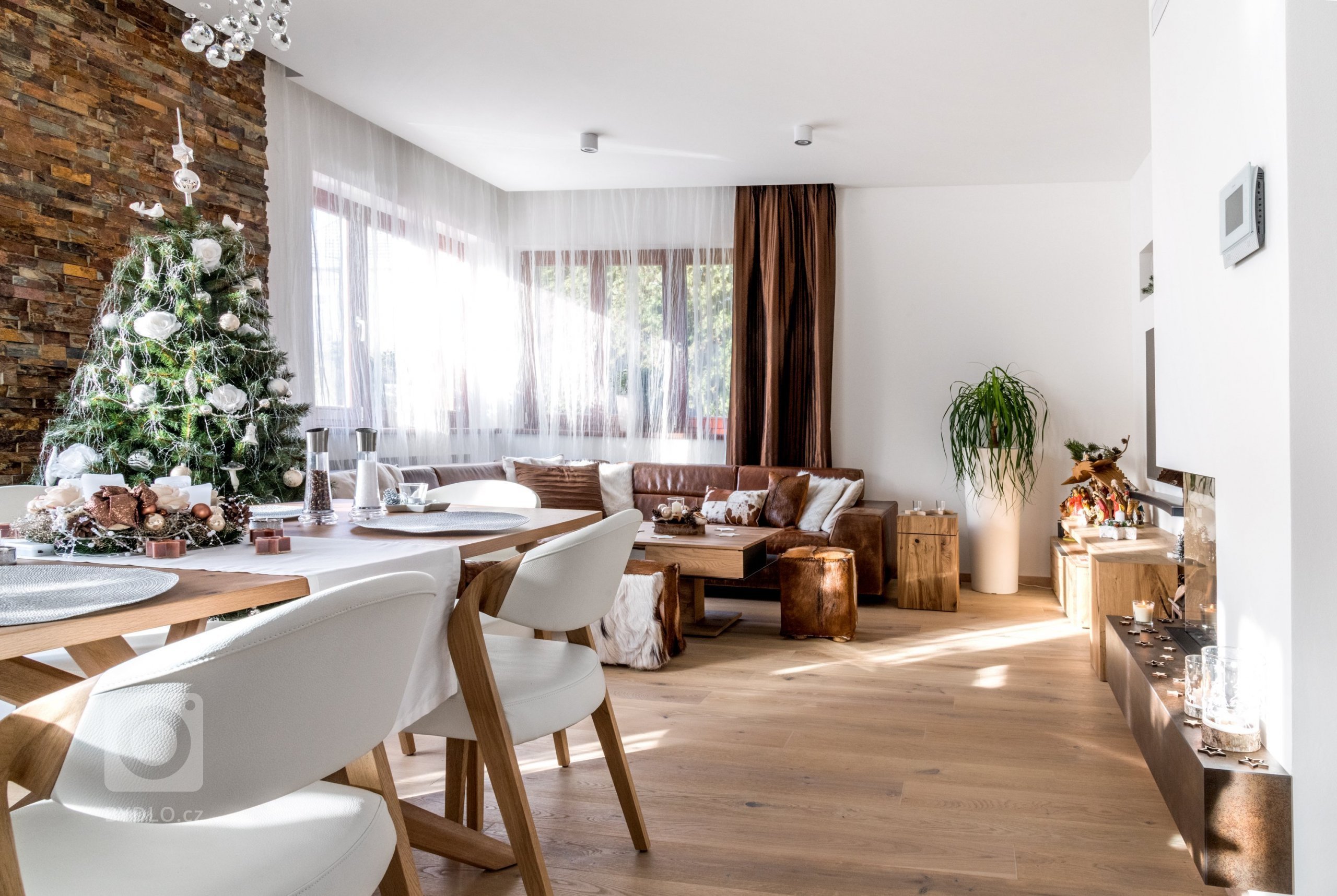 Starosti hoďte za hlavu a nechte se unést domáckou vánoční atmosférou kuchyně Exclusive. Kombinace čistého vzhledu skříněk v bílém laku ve vysokém lesku s…