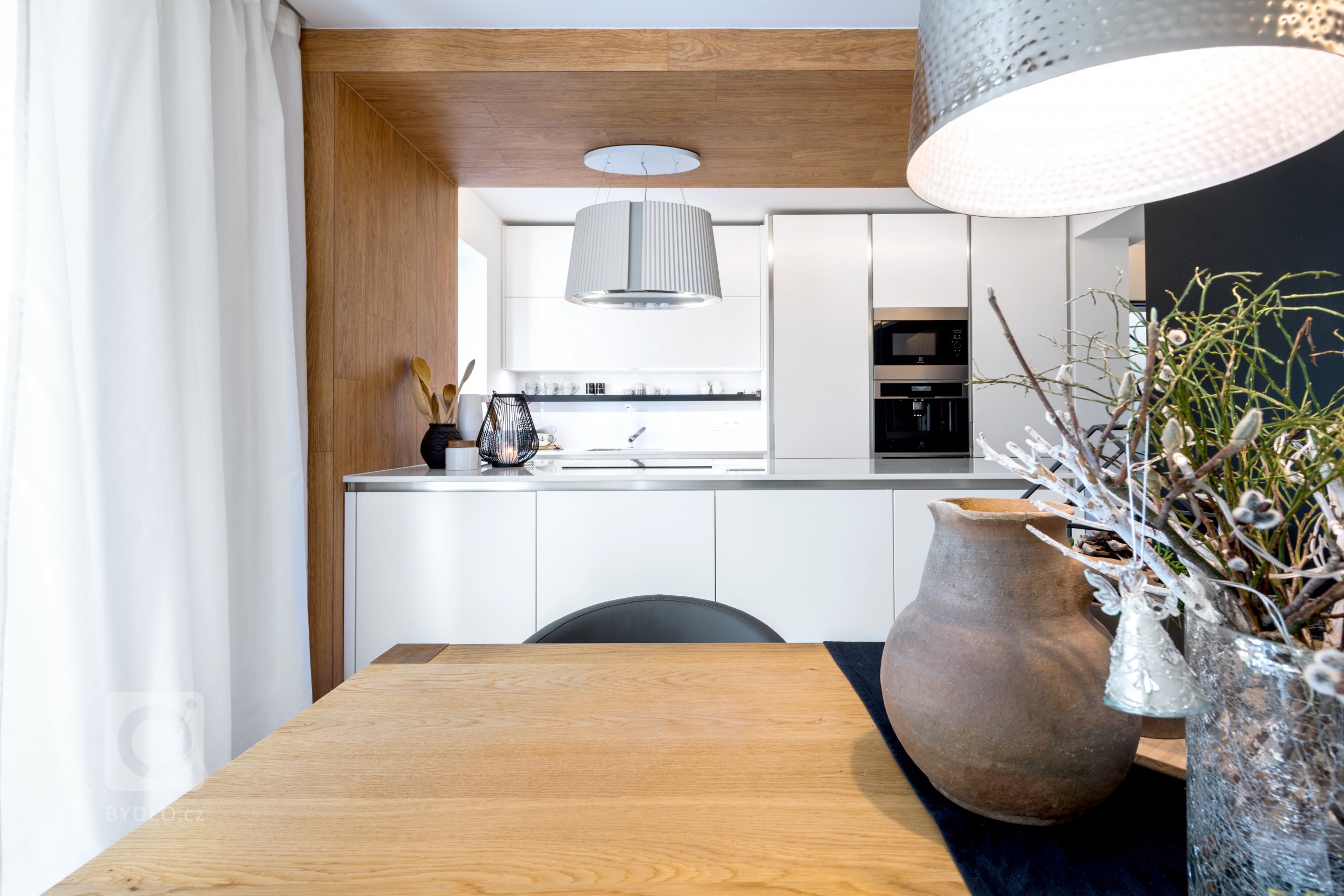 V JEDNODUCHOSTI JE KRÁSA. A NEJEN ONA.

Majitelce se vždy líbily moderní stavby. Nikdy by si nepomyslela, že si jednou s manželem pořídí to, co nikdy…