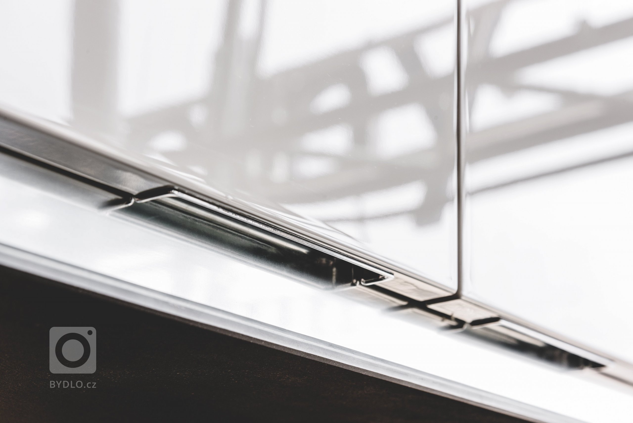 Vysoké skříně mají lakovaná dvířka v leštěném lesku ve dvou odstínech šedi, takže vám nikdy nezevšední. Napravo je do nich včleněna spotřebičová zóna,…