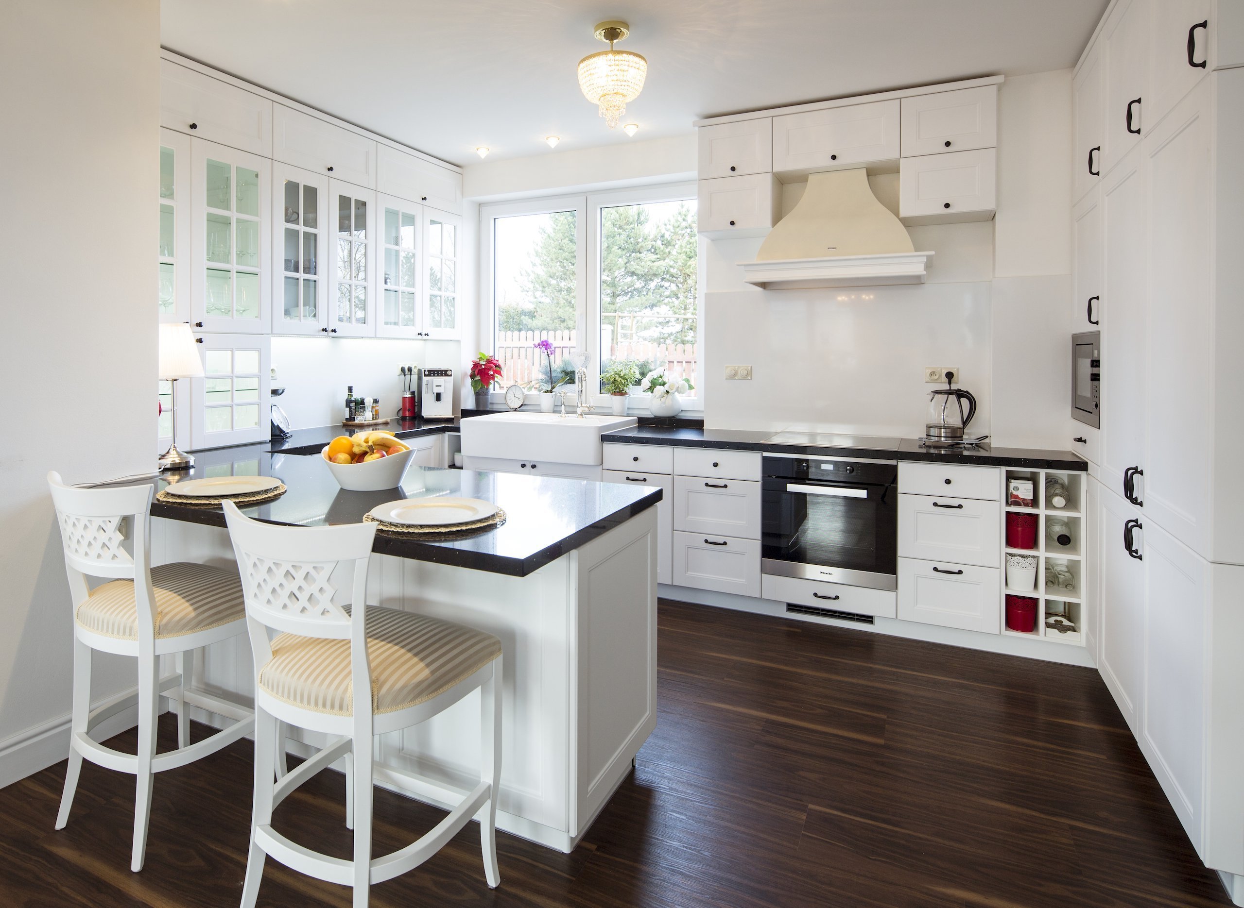 Bílá barva ladí se vším. Je elegantní. Je nadčasová. A taky dokonale přizpůsobivá. Každý den může vypadat jinak. Stačí změnit doplněk a promění se celý…