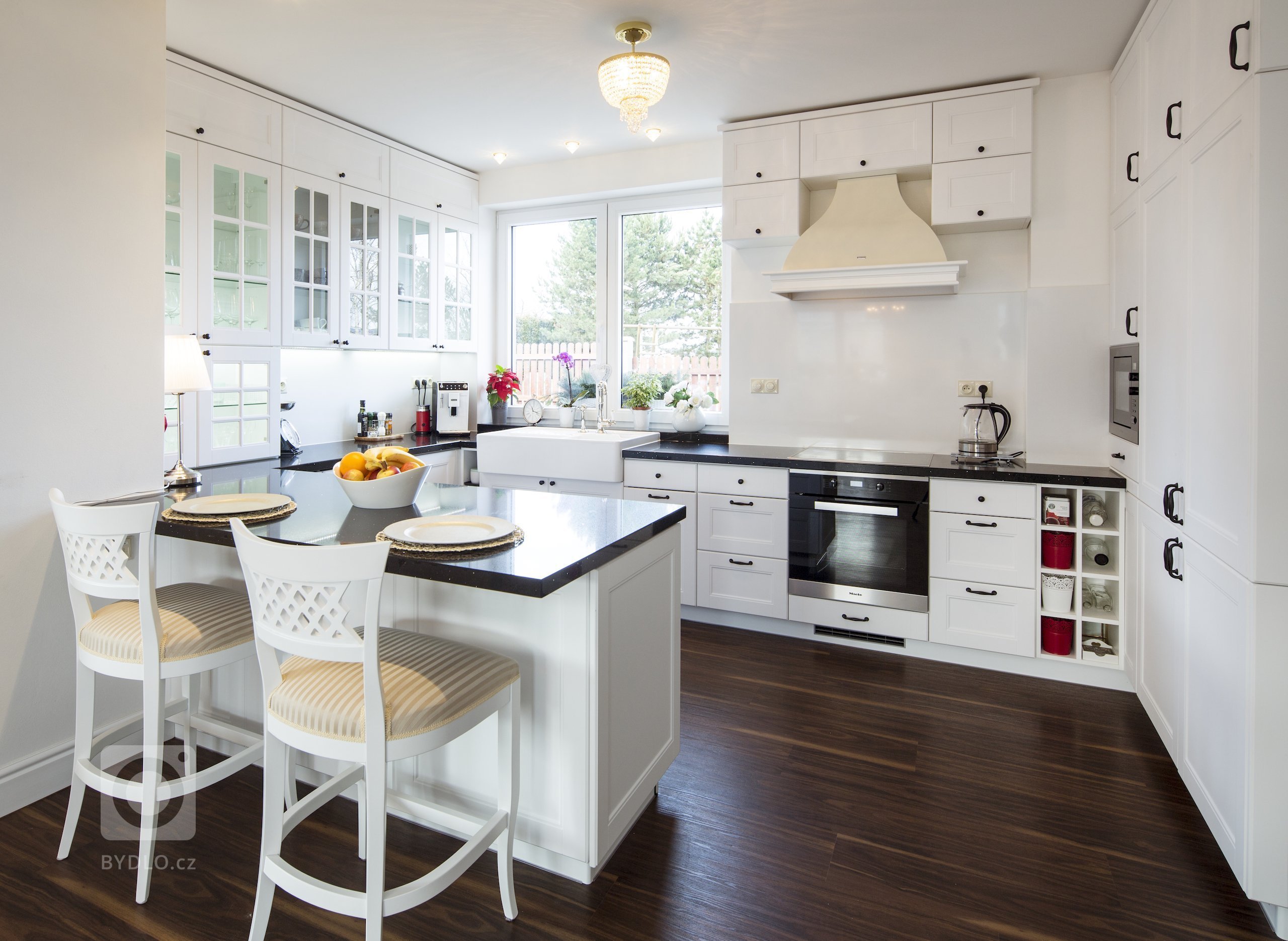 Bílá barva ladí se vším. Je elegantní. Je nadčasová. A taky dokonale přizpůsobivá. Každý den může vypadat jinak. Stačí změnit doplněk a promění se celý…