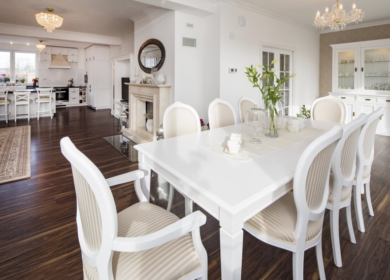 Bílá barva ladí se vším. Je elegantní. Je nadčasová. A taky dokonale přizpůsobivá. Každý den může vypadat jinak. Stačí změnit doplněk a promění se celý…