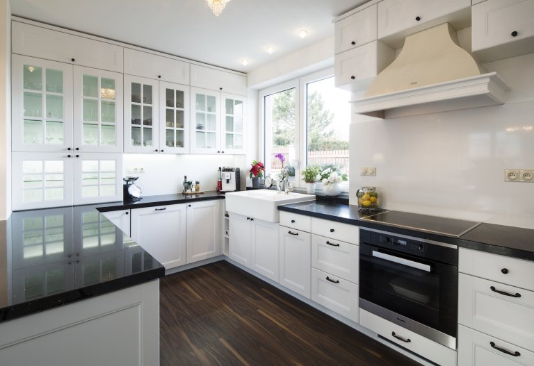 Bílá barva ladí se vším. Je elegantní. Je nadčasová. A taky dokonale přizpůsobivá. Každý den může vypadat jinak. Stačí změnit doplněk a promění se celý…