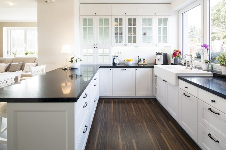 Bílá barva ladí se vším. Je elegantní. Je nadčasová. A taky dokonale přizpůsobivá. Každý den může vypadat jinak. Stačí změnit doplněk a promění se celý…