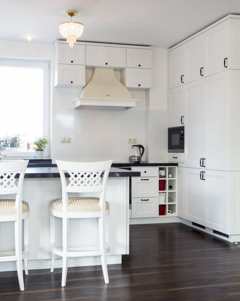 Bílá barva ladí se vším. Je elegantní. Je nadčasová. A taky dokonale přizpůsobivá. Každý den může vypadat jinak. Stačí změnit doplněk a promění se celý…