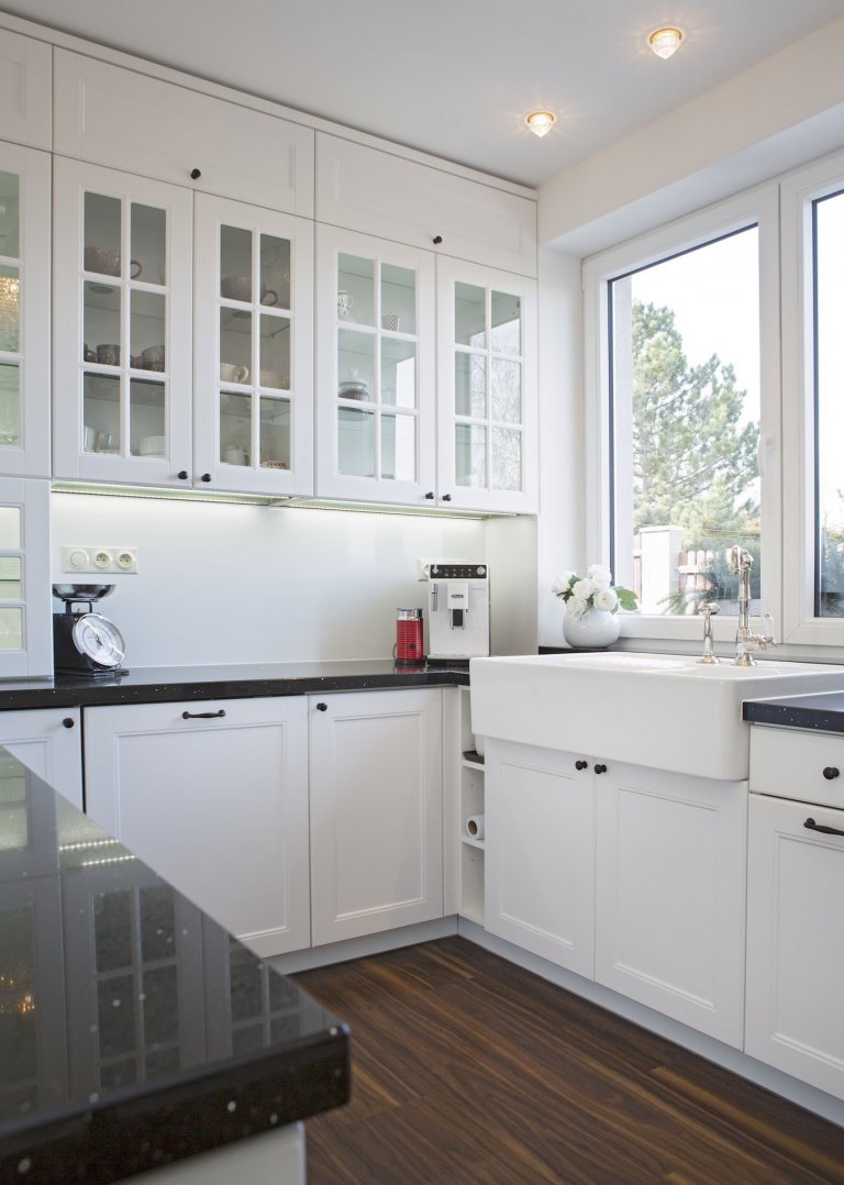 Bílá barva ladí se vším. Je elegantní. Je nadčasová. A taky dokonale přizpůsobivá. Každý den může vypadat jinak. Stačí změnit doplněk a promění se celý…