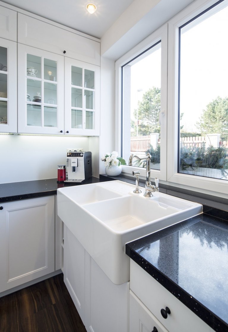 Bílá barva ladí se vším. Je elegantní. Je nadčasová. A taky dokonale přizpůsobivá. Každý den může vypadat jinak. Stačí změnit doplněk a promění se celý…