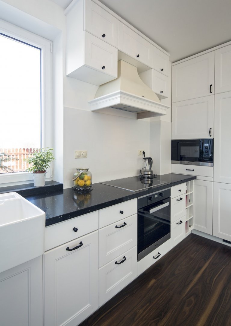 Bílá barva ladí se vším. Je elegantní. Je nadčasová. A taky dokonale přizpůsobivá. Každý den může vypadat jinak. Stačí změnit doplněk a promění se celý…