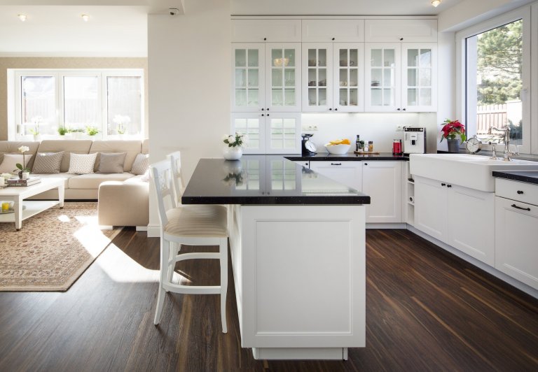 Bílá barva ladí se vším. Je elegantní. Je nadčasová. A taky dokonale přizpůsobivá. Každý den může vypadat jinak. Stačí změnit doplněk a promění se celý…