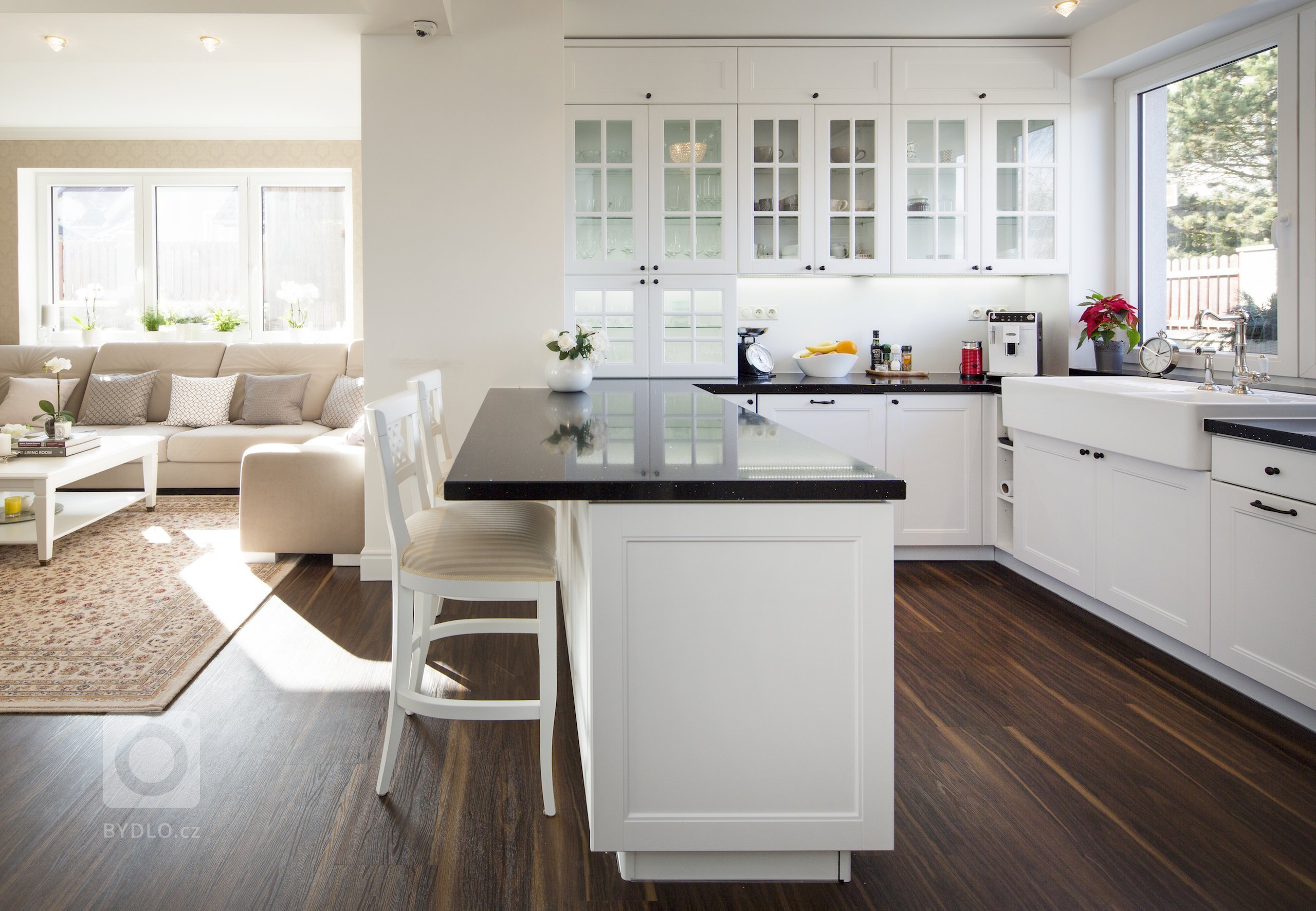 Bílá barva ladí se vším. Je elegantní. Je nadčasová. A taky dokonale přizpůsobivá. Každý den může vypadat jinak. Stačí změnit doplněk a promění se celý…