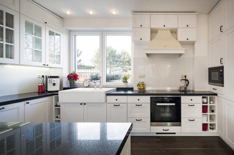 Bílá barva ladí se vším. Je elegantní. Je nadčasová. A taky dokonale přizpůsobivá. Každý den může vypadat jinak. Stačí změnit doplněk a promění se celý…