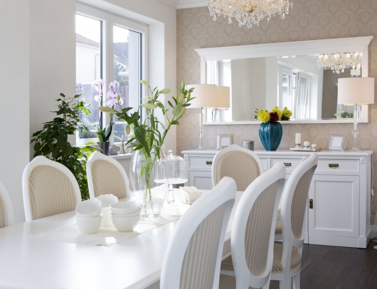 Bílá barva ladí se vším. Je elegantní. Je nadčasová. A taky dokonale přizpůsobivá. Každý den může vypadat jinak. Stačí změnit doplněk a promění se celý…