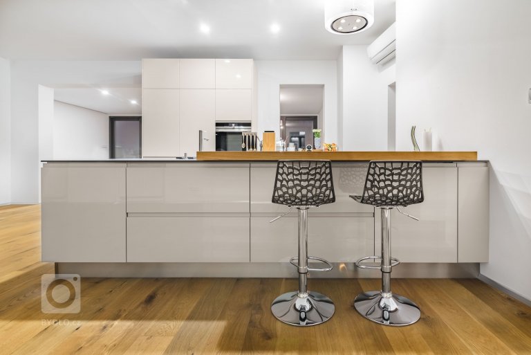 Kuchyně PURE | GLOSS KASHMIR -&nbsp;DESIGNOVÁ VÝZVA

V této kuchyni se návrháři museli vyrovnat hned se dvěma náročnými úkoly: jak vyhovět vysokým požadavkům…