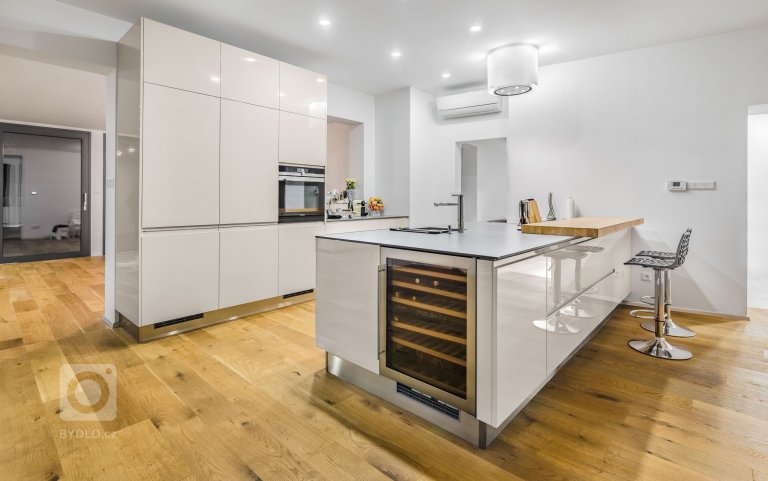 Kuchyně PURE | GLOSS KASHMIR -&nbsp;DESIGNOVÁ VÝZVA

V této kuchyni se návrháři museli vyrovnat hned se dvěma náročnými úkoly: jak vyhovět vysokým požadavkům…