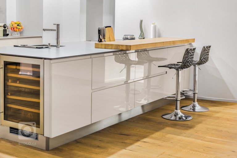 Kuchyně PURE | GLOSS KASHMIR -&nbsp;DESIGNOVÁ VÝZVA

V této kuchyni se návrháři museli vyrovnat hned se dvěma náročnými úkoly: jak vyhovět vysokým požadavkům…