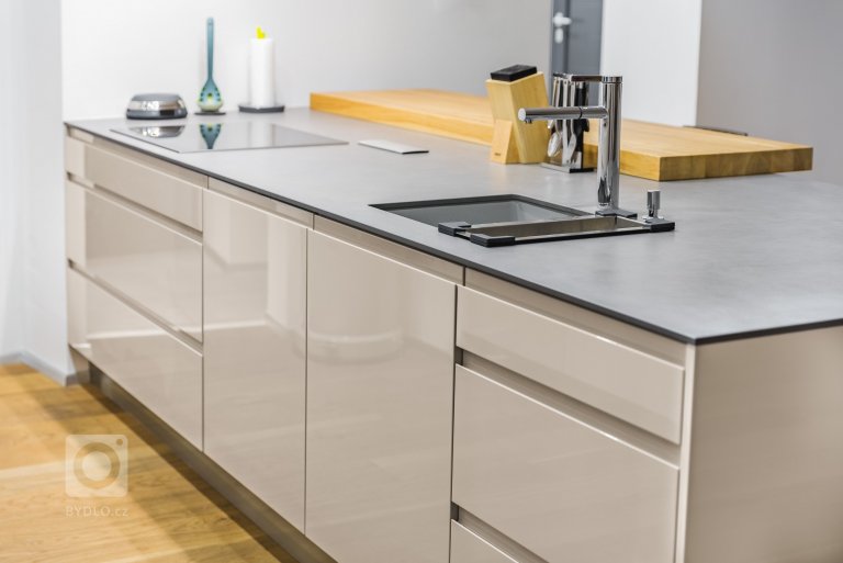 Kuchyně PURE | GLOSS KASHMIR -&nbsp;DESIGNOVÁ VÝZVA

V této kuchyni se návrháři museli vyrovnat hned se dvěma náročnými úkoly: jak vyhovět vysokým požadavkům…